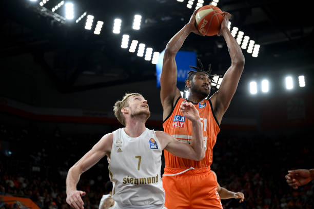 锋线依旧由 锋线依旧由